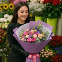 розы кустовые, трахелиум, роза сильва пинк баблз, эустома фиолетовая, эвкалипт, упаковка, лента