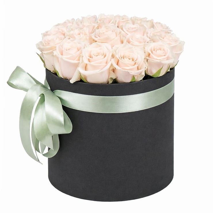 Cream roses in a box – flower delivery in Kyiv (Kiev)