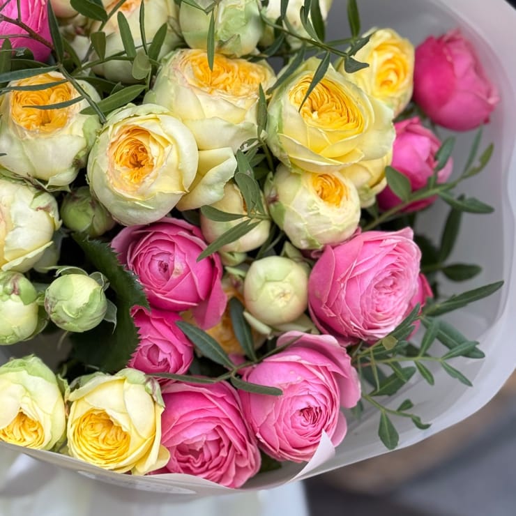 Яркий микс кустовых роз 11шт – доставка цветов в Борисполь