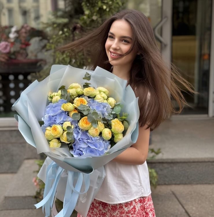 Голубая гортензия и желтые розы – доставка цветов в Киев