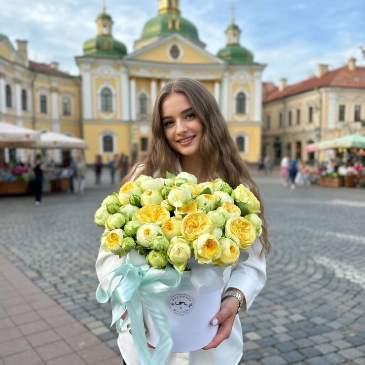 Желтые кустовые розы в коробке – доставка цветов в Душанбе