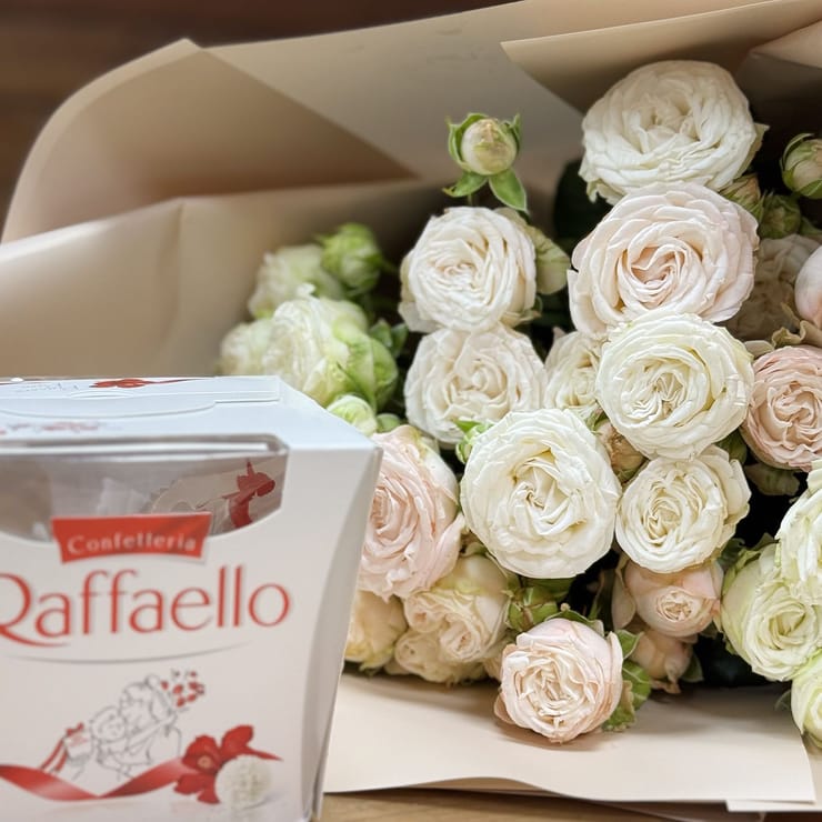 Букет 9 кустовых роз + Raffaello – доставка цветов в Киев