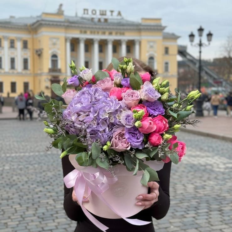 Цветы в коробке Аметист – доставка цветов в Киев