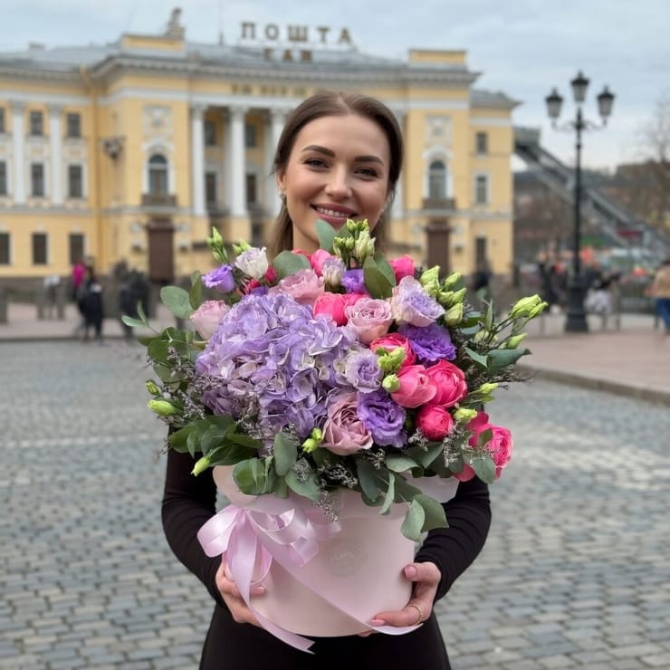Цветы в коробке Аметист – доставка цветов в Киев