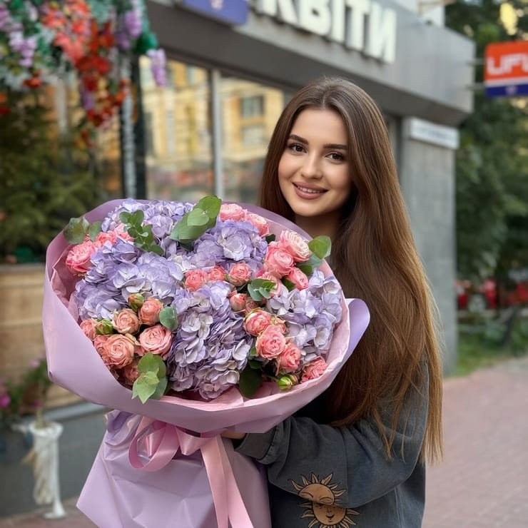 Лавандовый букет гортензий и роз – доставка цветов в Нью-Йорк
