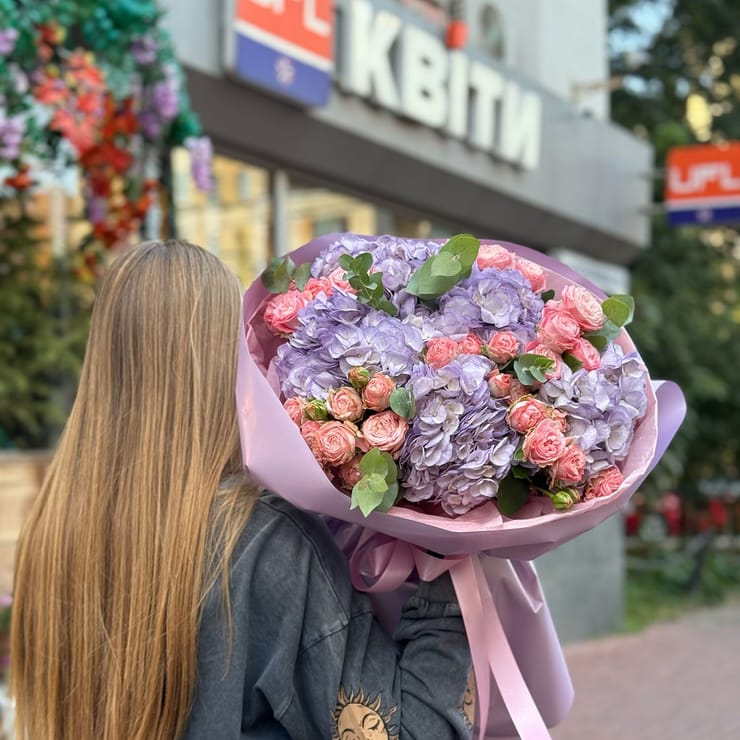 Лавандовый букет гортензий и роз – доставка цветов в Нью-Йорк