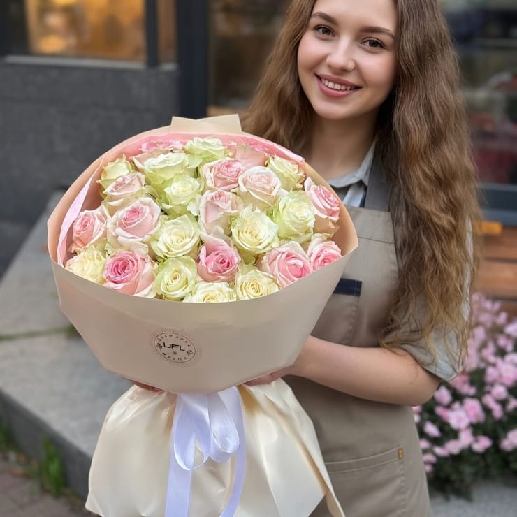25 розовых и белых роз Кения – доставка цветов в Киев