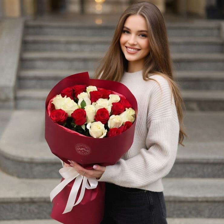 21 красная и белая роза – доставка цветов в Борисполь