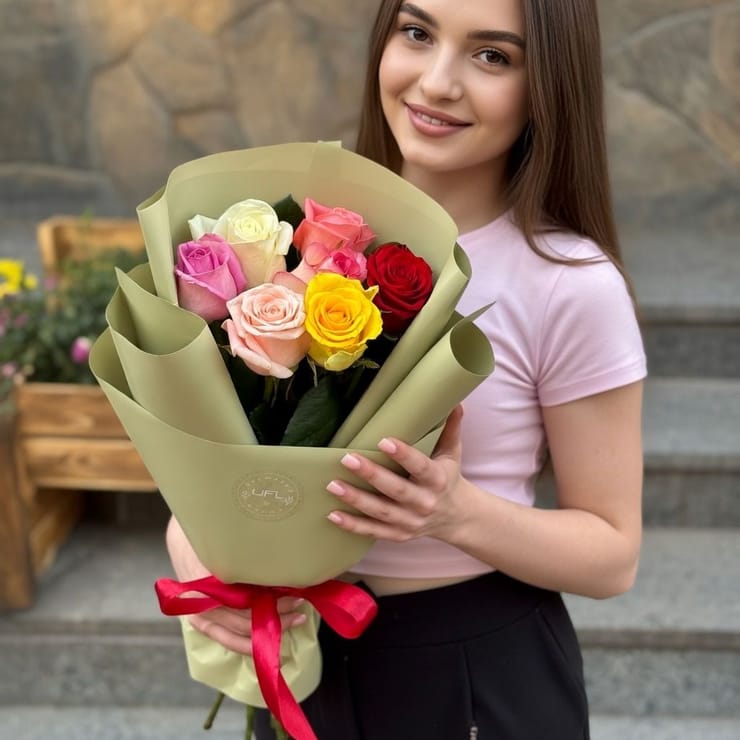 7 разноцветных роз – доставка цветов в Душанбе