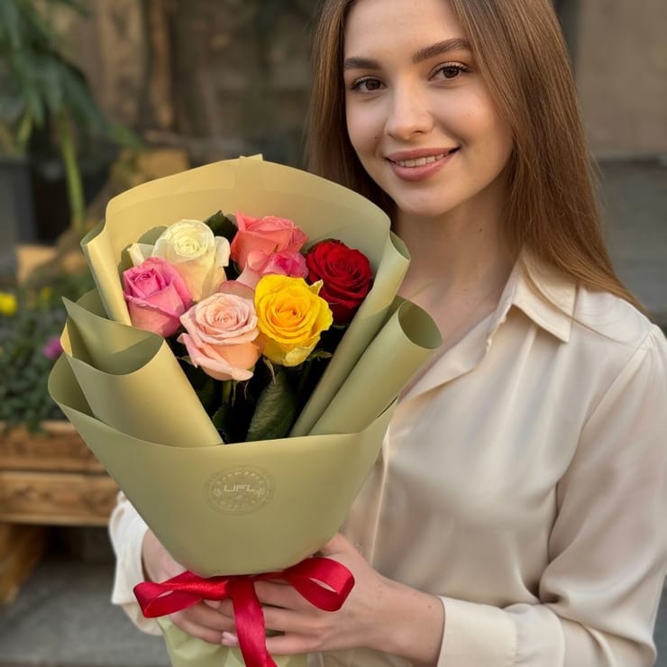 7 разноцветных роз – доставка цветов в Душанбе