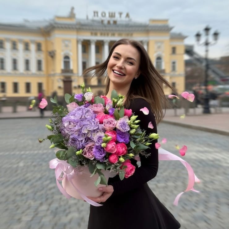 Цветы в коробке Аметист – доставка цветов в Киев